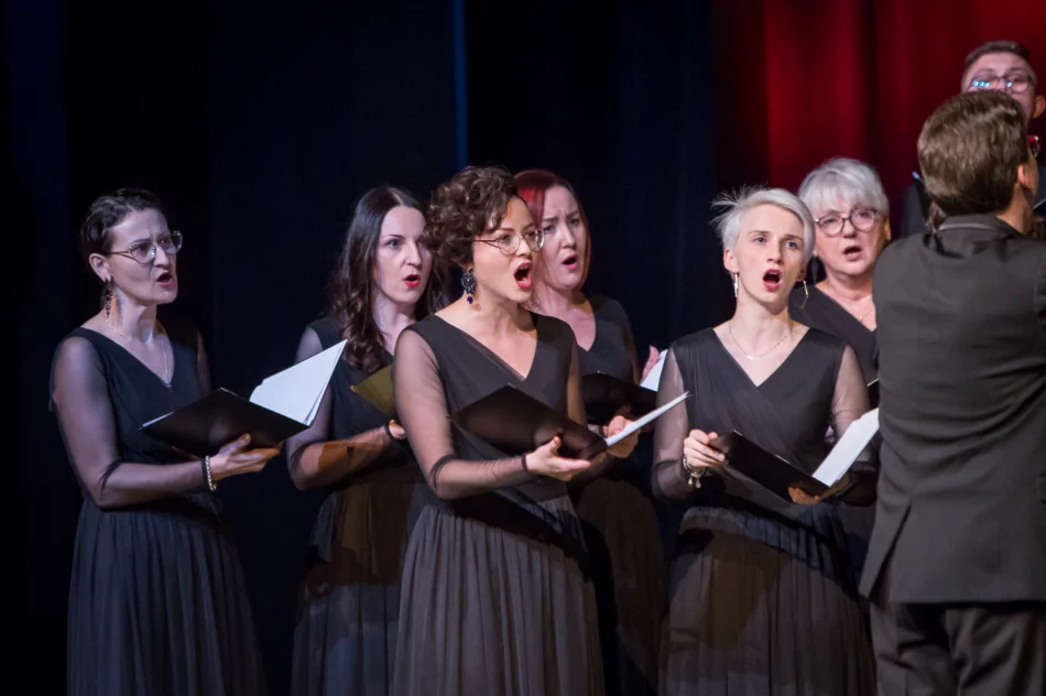  „Radość dziś nastała” – odbył się koncert kolęd i pastorałek w wykonaniu chóru „LimaNovum” - zdjęcie 18