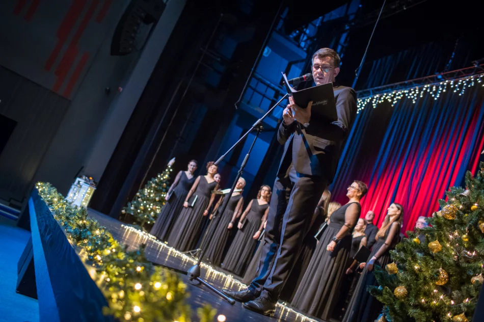  „Radość dziś nastała” – odbył się koncert kolęd i pastorałek w wykonaniu chóru „LimaNovum” - zdjęcie 19