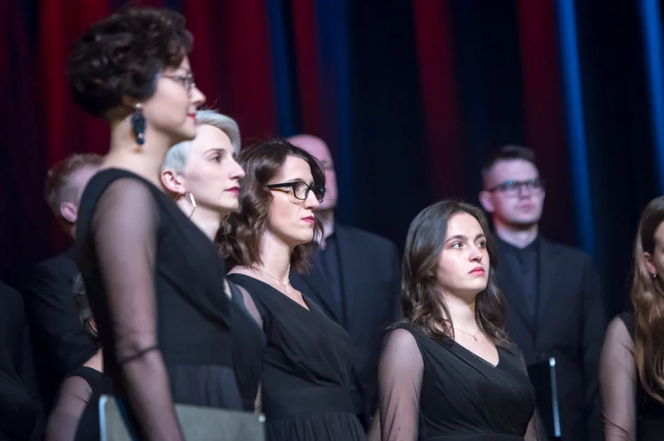  „Radość dziś nastała” – odbył się koncert kolęd i pastorałek w wykonaniu chóru „LimaNovum” - zdjęcie 20
