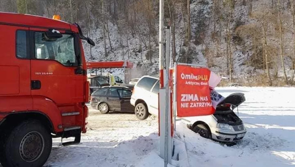 Wypadek spowodowany nieprawidłowym manewrem, ucierpiała kobieta - zdjęcie 1