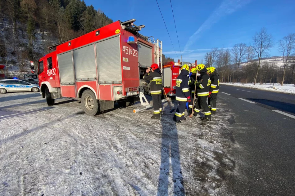 Wypadek spowodowany nieprawidłowym manewrem, ucierpiała kobieta - zdjęcie 2