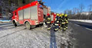 Wypadek spowodowany nieprawidłowym manewrem, ucierpiała kobieta - zdjęcie 2