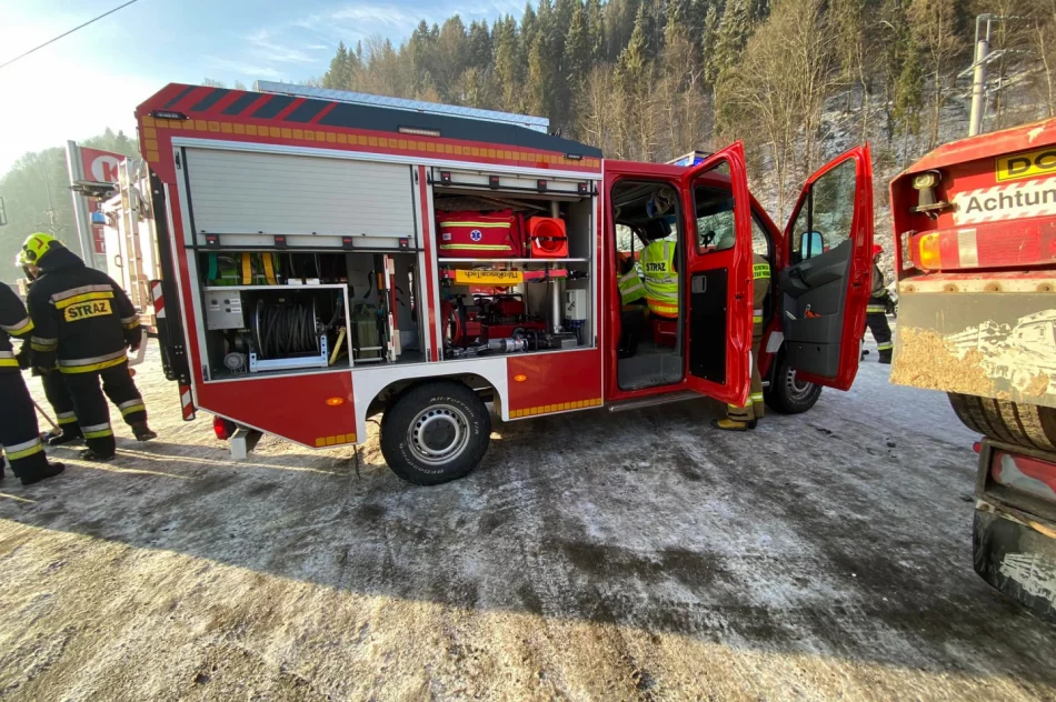 Wypadek spowodowany nieprawidłowym manewrem, ucierpiała kobieta - zdjęcie 3