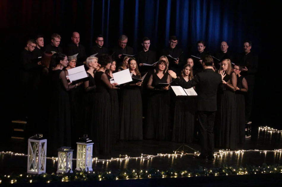 "Radość dziś nastała" - świąteczny koncert w wykonaniu chórzystów - zdjęcie 7