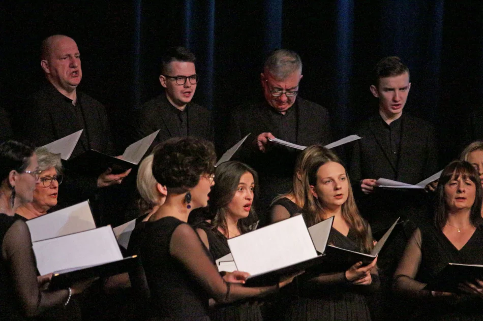 "Radość dziś nastała" - świąteczny koncert w wykonaniu chórzystów - zdjęcie 9