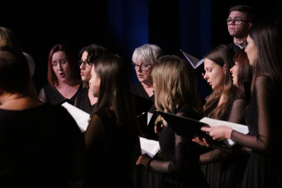 "Radość dziś nastała" - świąteczny koncert w wykonaniu chórzystów - zdjęcie 12