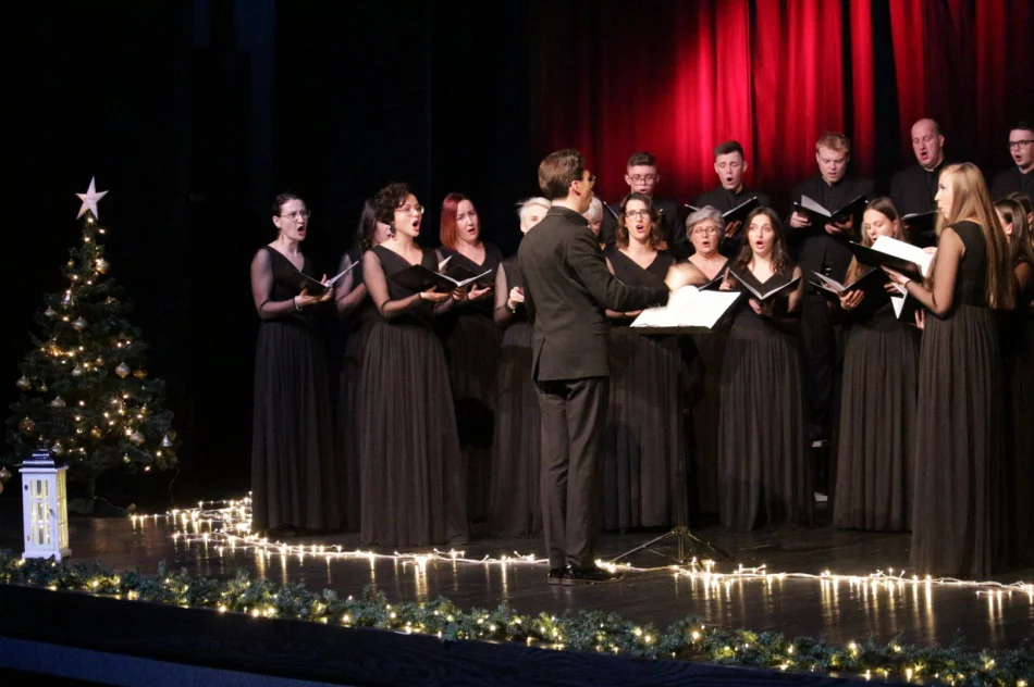 "Radość dziś nastała" - świąteczny koncert w wykonaniu chórzystów - zdjęcie 13