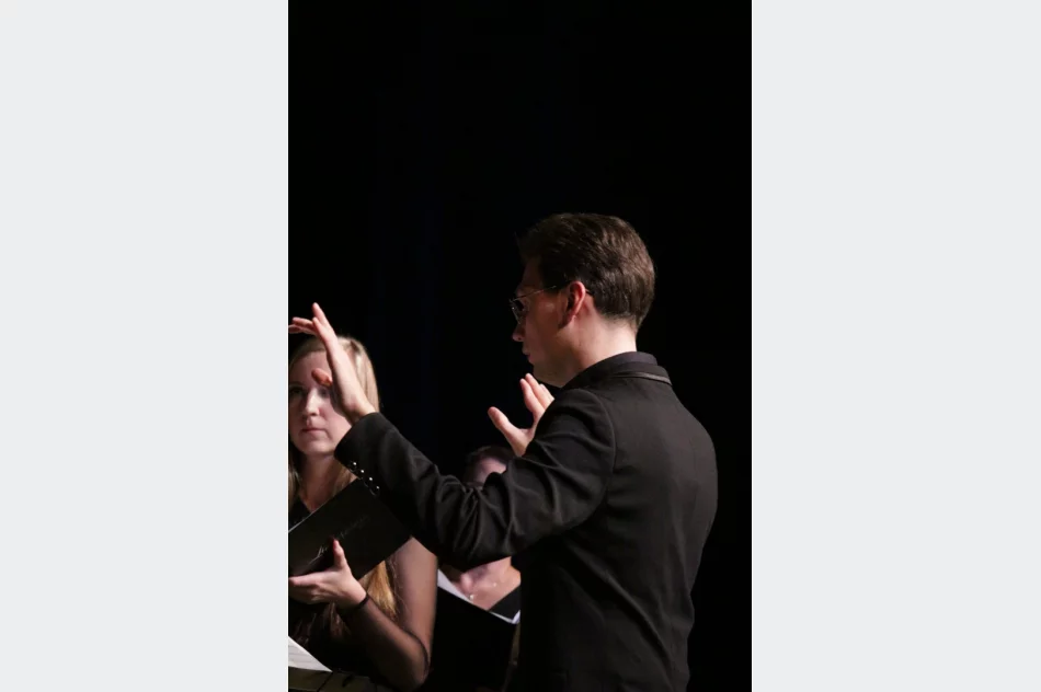 "Radość dziś nastała" - świąteczny koncert w wykonaniu chórzystów - zdjęcie 14