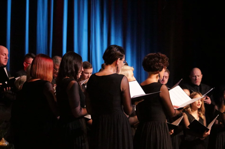 "Radość dziś nastała" - świąteczny koncert w wykonaniu chórzystów - zdjęcie 15