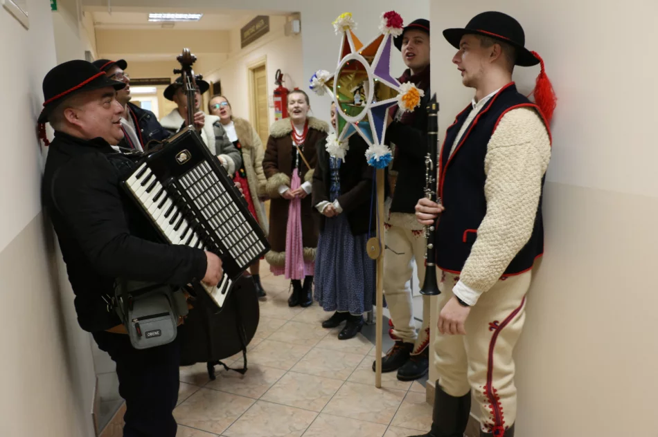 Kolędnicy z Zespołu „Limanowianie” odwiedzili Urząd Miasta - zdjęcie 3