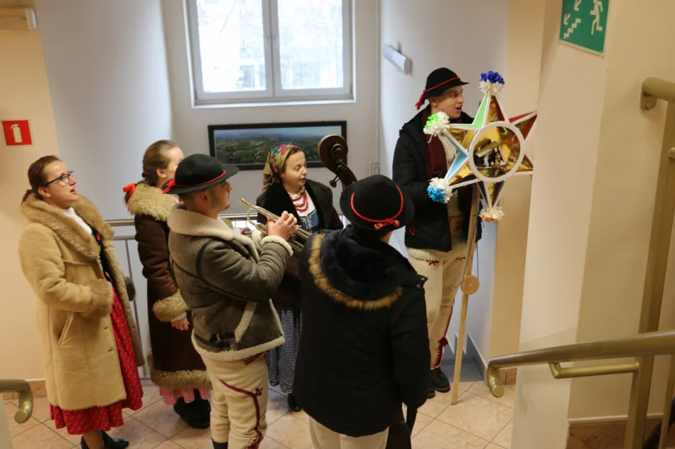 Kolędnicy z Zespołu „Limanowianie” odwiedzili Urząd Miasta - zdjęcie 4