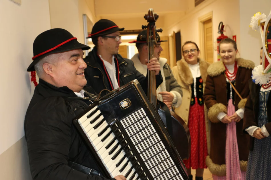 Kolędnicy z Zespołu „Limanowianie” odwiedzili Urząd Miasta - zdjęcie 5