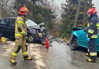 Czołowe zderzenie na łuku drogi - zdjęcie główne