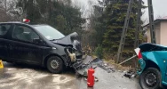 Czołowe zderzenie na łuku drogi - zdjęcie 3