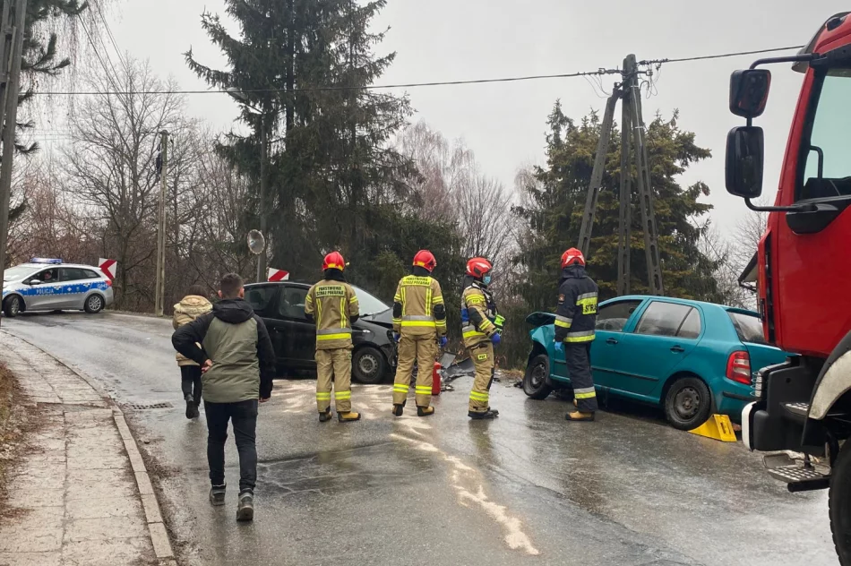 Czołowe zderzenie na łuku drogi - zdjęcie 5