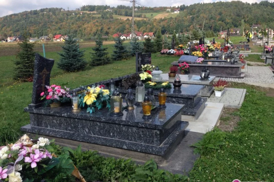 Zdewastowany cmentarz w Ujanowicach - zdjęcie 4