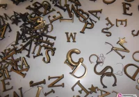 Litery skradzione z cmentarza na skupie złomu - zdjęcie główne