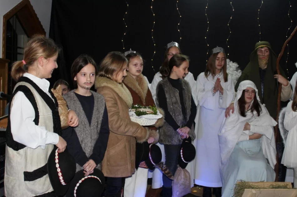 Pandemia nie pozwoliła kolędować w domach, więc zorganizowali jasełka - zdjęcie 8