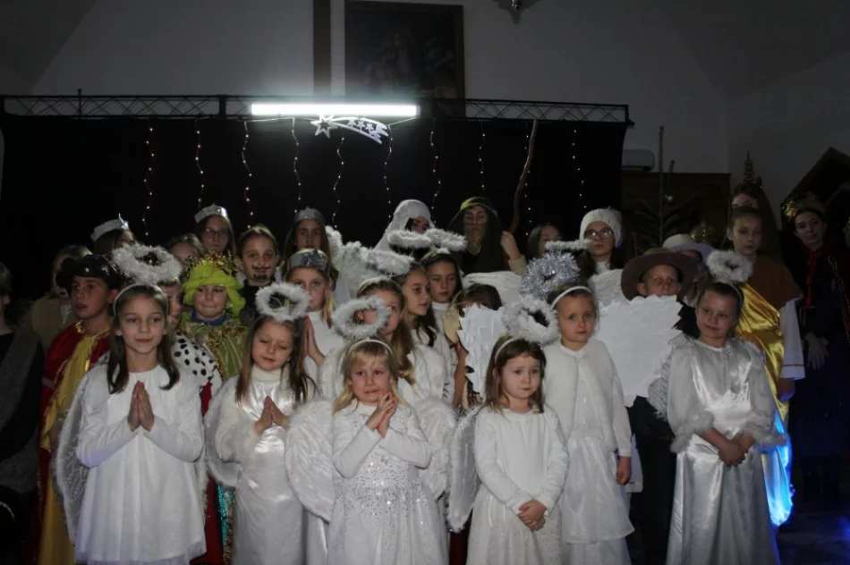 Pandemia nie pozwoliła kolędować w domach, więc zorganizowali jasełka - zdjęcie 9