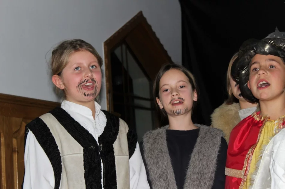 Pandemia nie pozwoliła kolędować w domach, więc zorganizowali jasełka - zdjęcie 10