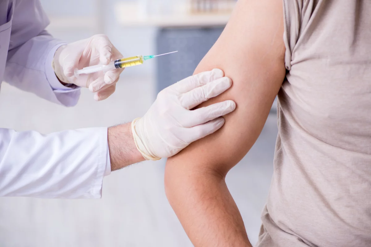  46% osób za obowiązkowymi szczepieniami; 42% przeciwko. Co z czwartą dawką?