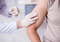  46% osób za obowiązkowymi szczepieniami; 42% przeciwko. Co z czwartą dawką? - zdjęcie główne