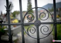 Złodzieje na cmentarzu… ukradli litery - zdjęcie główne