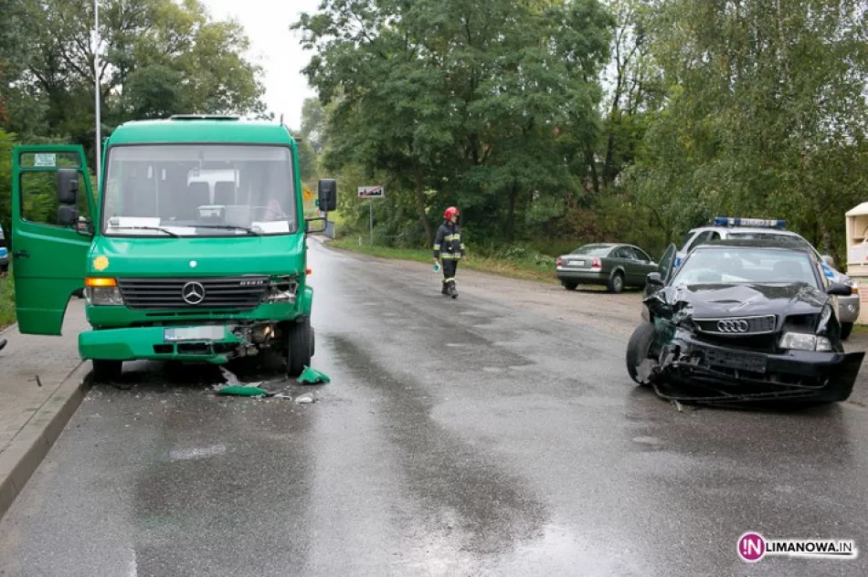Zderzenie z busem. 4 osoby poszkodowane - zdjęcie 2