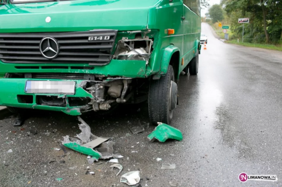 Zderzenie z busem. 4 osoby poszkodowane - zdjęcie 3