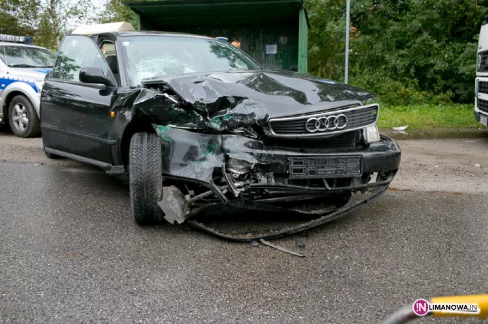 Zderzenie z busem. 4 osoby poszkodowane - zdjęcie 4