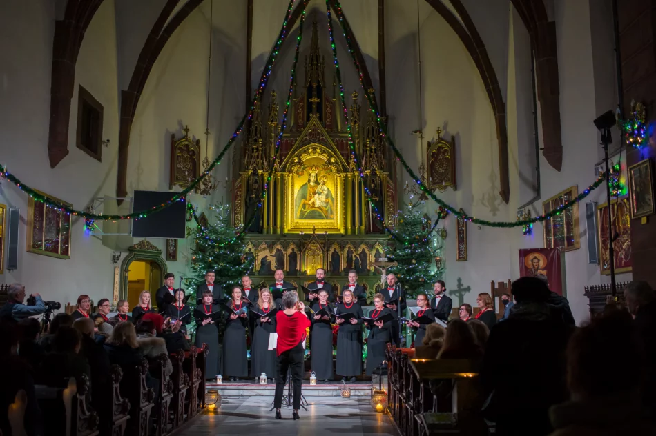 Dwa chóry kolędowały w świątyni - zdjęcie 3