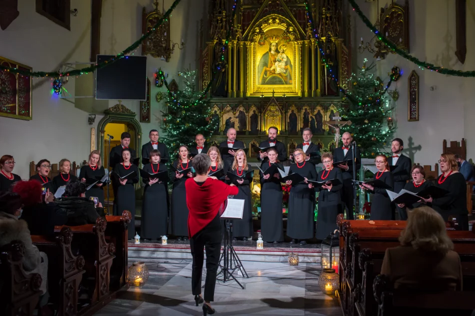 Dwa chóry kolędowały w świątyni - zdjęcie 4