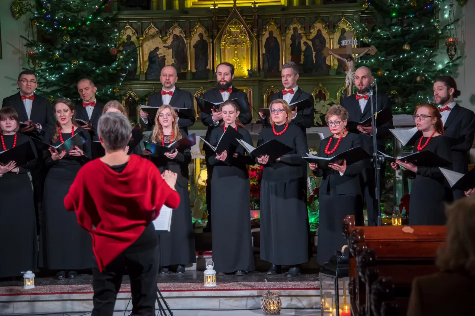 Dwa chóry kolędowały w świątyni - zdjęcie 5