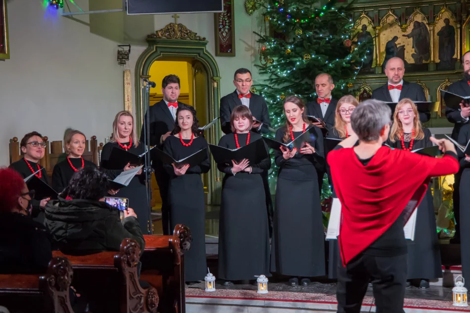 Dwa chóry kolędowały w świątyni - zdjęcie 6