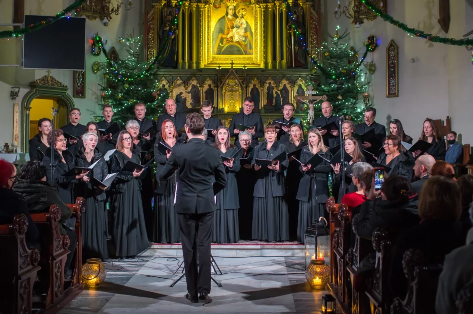 Dwa chóry kolędowały w świątyni - zdjęcie 8