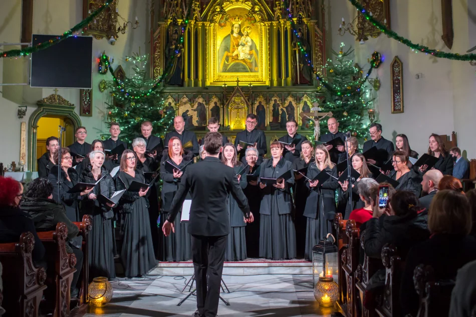 Dwa chóry kolędowały w świątyni - zdjęcie 9