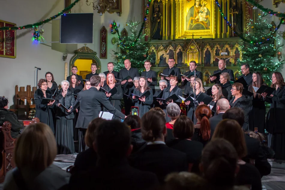 Dwa chóry kolędowały w świątyni - zdjęcie 10