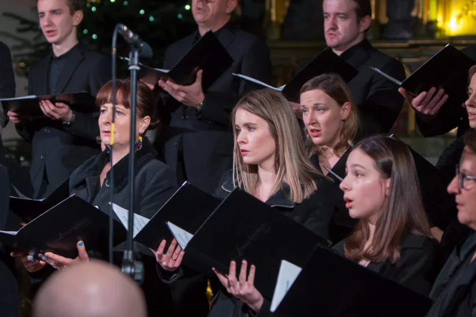 Dwa chóry kolędowały w świątyni - zdjęcie 11