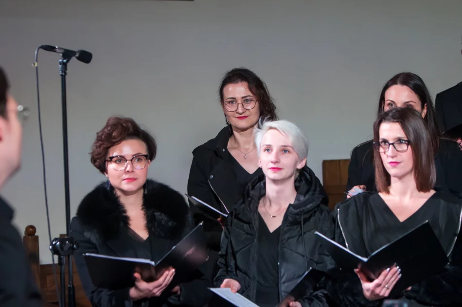 Dwa chóry kolędowały w świątyni - zdjęcie 12