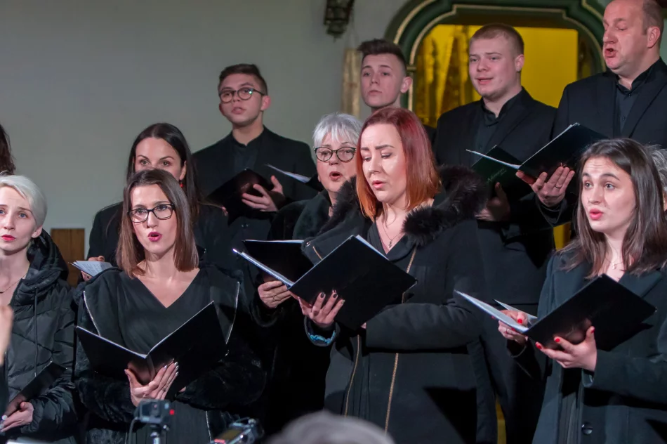 Dwa chóry kolędowały w świątyni - zdjęcie 13
