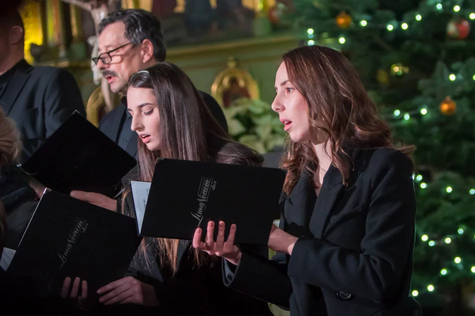 Dwa chóry kolędowały w świątyni - zdjęcie 14