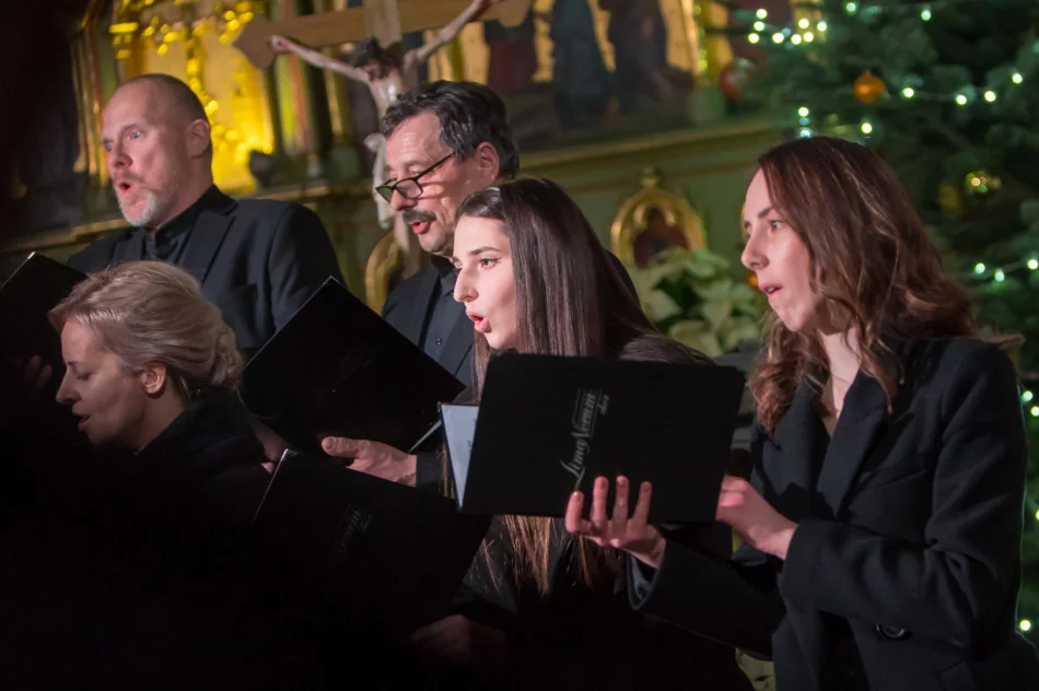 Dwa chóry kolędowały w świątyni - zdjęcie 15