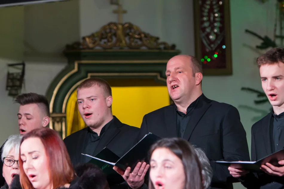 Dwa chóry kolędowały w świątyni - zdjęcie 17