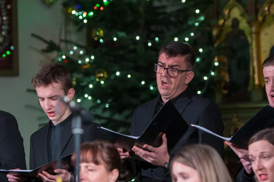 Dwa chóry kolędowały w świątyni - zdjęcie 18