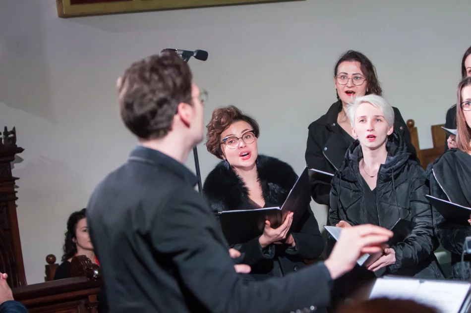 Dwa chóry kolędowały w świątyni - zdjęcie 19