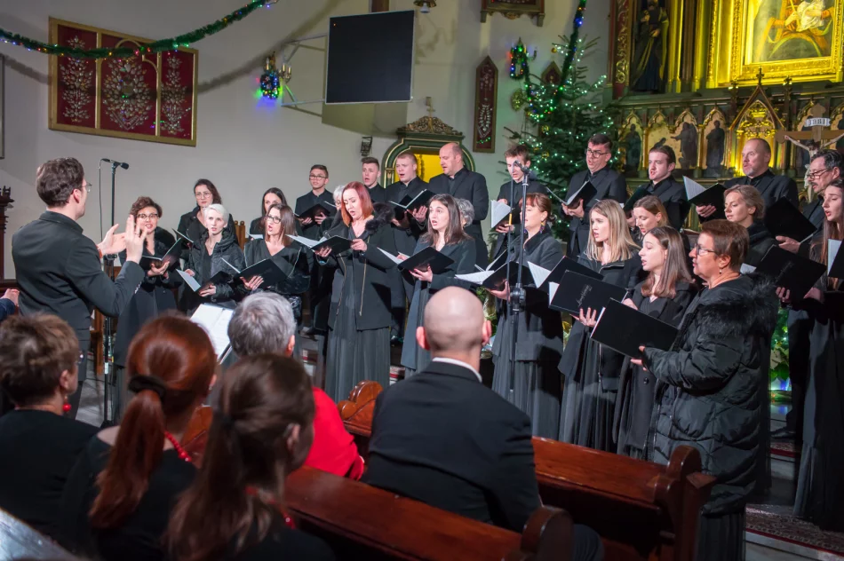 Dwa chóry kolędowały w świątyni - zdjęcie 20