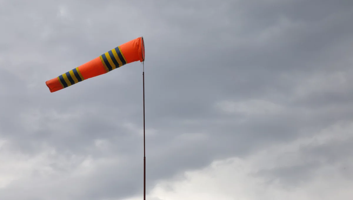 Ostrzeżenie meteorologiczne: silny wiatr na terenie powiatu limanowskiego