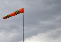 Ostrzeżenie meteorologiczne: silny wiatr na terenie powiatu limanowskiego - zdjęcie główne