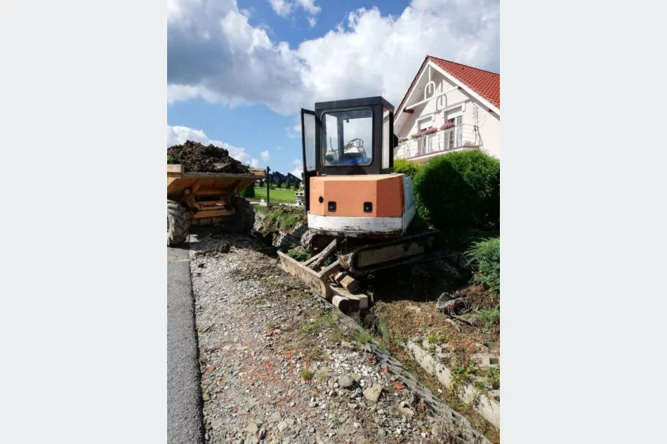 Roboty Ziemne/Koparki 3-5-8-13 tony/Wozidło 6-8 ton/Wywrotka 20 ton/ Hutek / Tel. 880-477-295/ - zdjęcie 20