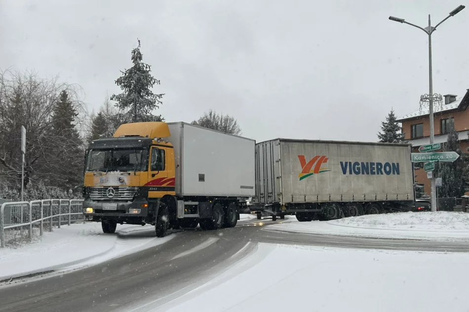 Burza śnieżna w regionie. Trudne warunki na drogach - zdjęcie 2